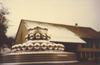 #803.[210] Quetzal's ship in front of the FIGU center on 22nd October 1980.