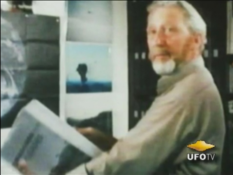 File:Stevens with Contact Notes-UFOs are Real-1979.jpg