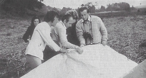 Langriemenholz, Hinwil, where Semjase later eliminated an approx. 5 m high fir tree. In the foreground (from right to left) Hans Schutzbach, Olga Walder, Billy, Herbert Runkel and Margaret Flammer are working on a huge hot air balloon for radar tests. It was followed by an airplane after take-off, but the radar controls in Dübendorf and Kloten claimed to have located nothing, although the 85m3 balloon was all around covered with aluminium foil. (Photo: Guido Moosbrugger, Austria)